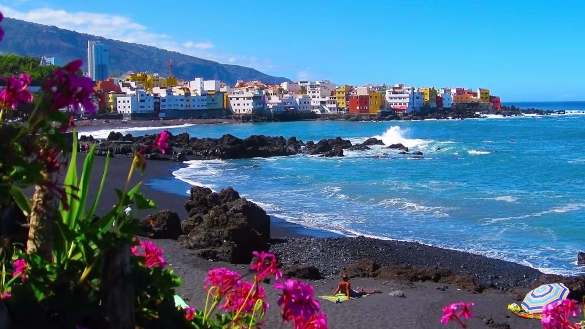 Пляж Playa Jardín с чёрным вулканическим песком