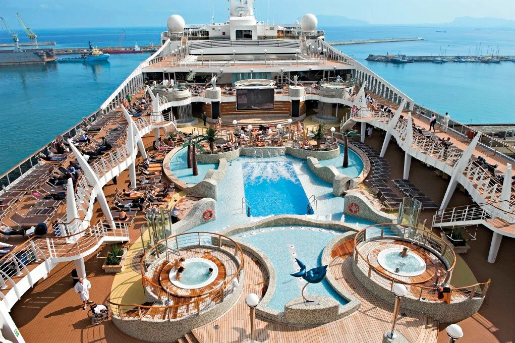 Палуба MSC Fantasia с бассейнами и джакузи, гости на шезлонгах